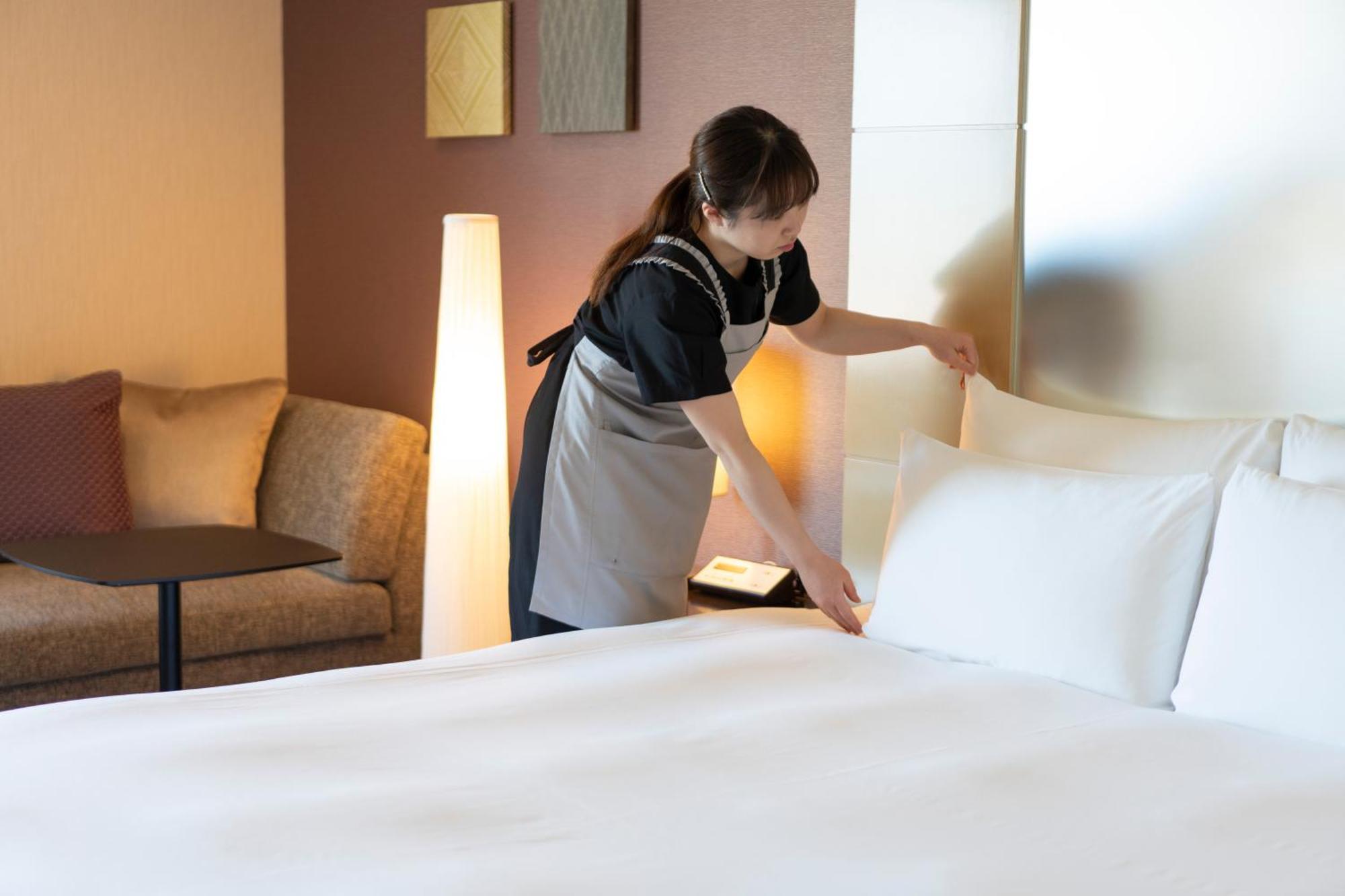 Hotel Associa Toyohashi Exterior photo A chambermaid making a bed