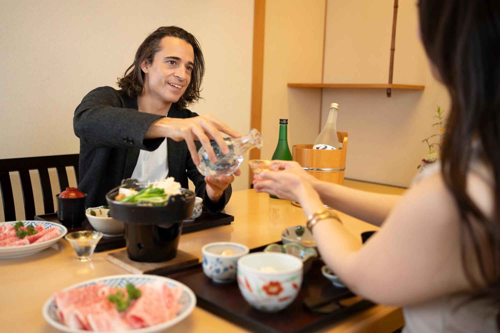 Hotel Associa Toyohashi Exterior photo A man serving sake
