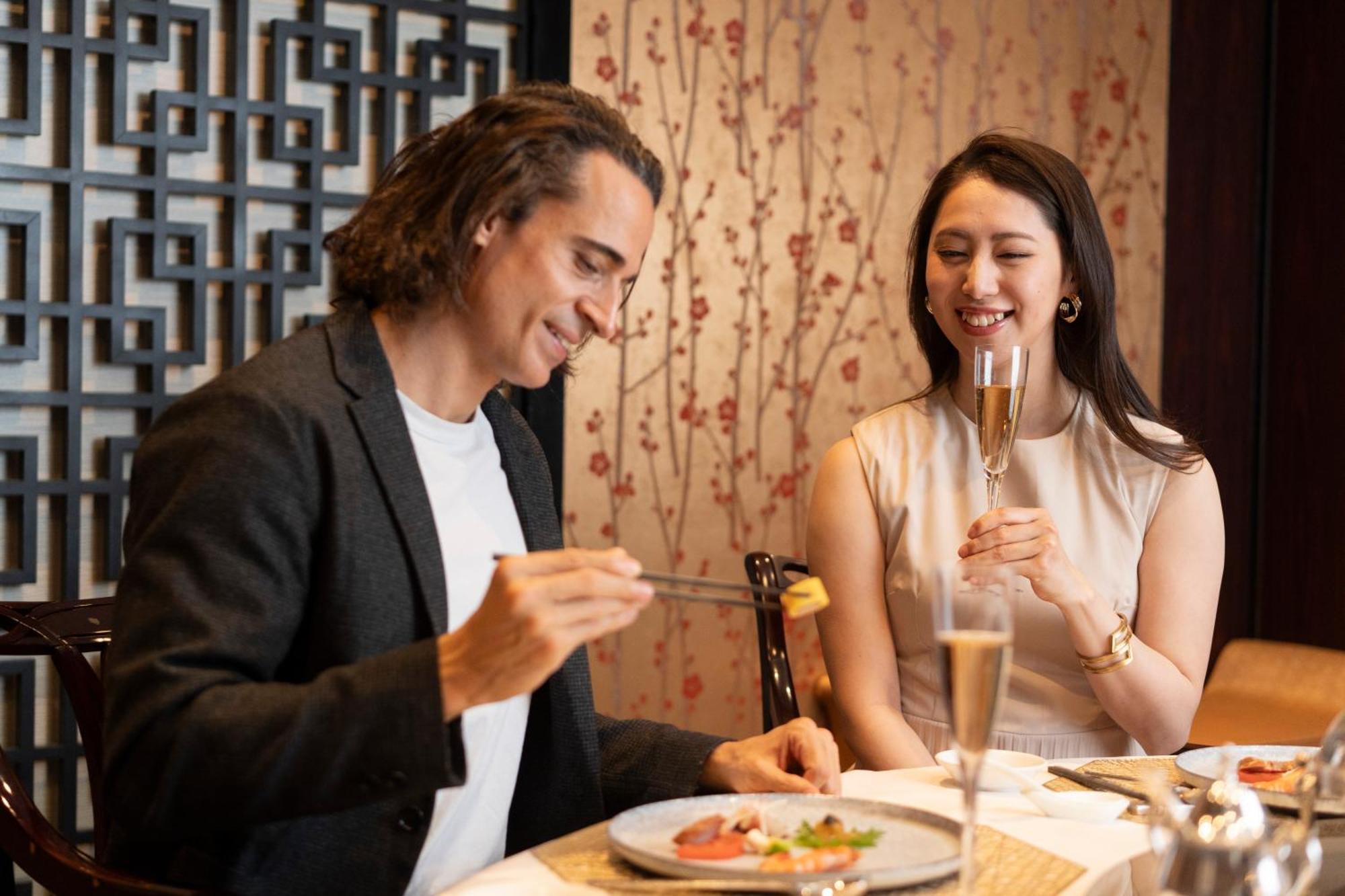 Hotel Associa Toyohashi Exterior photo A couple dining together