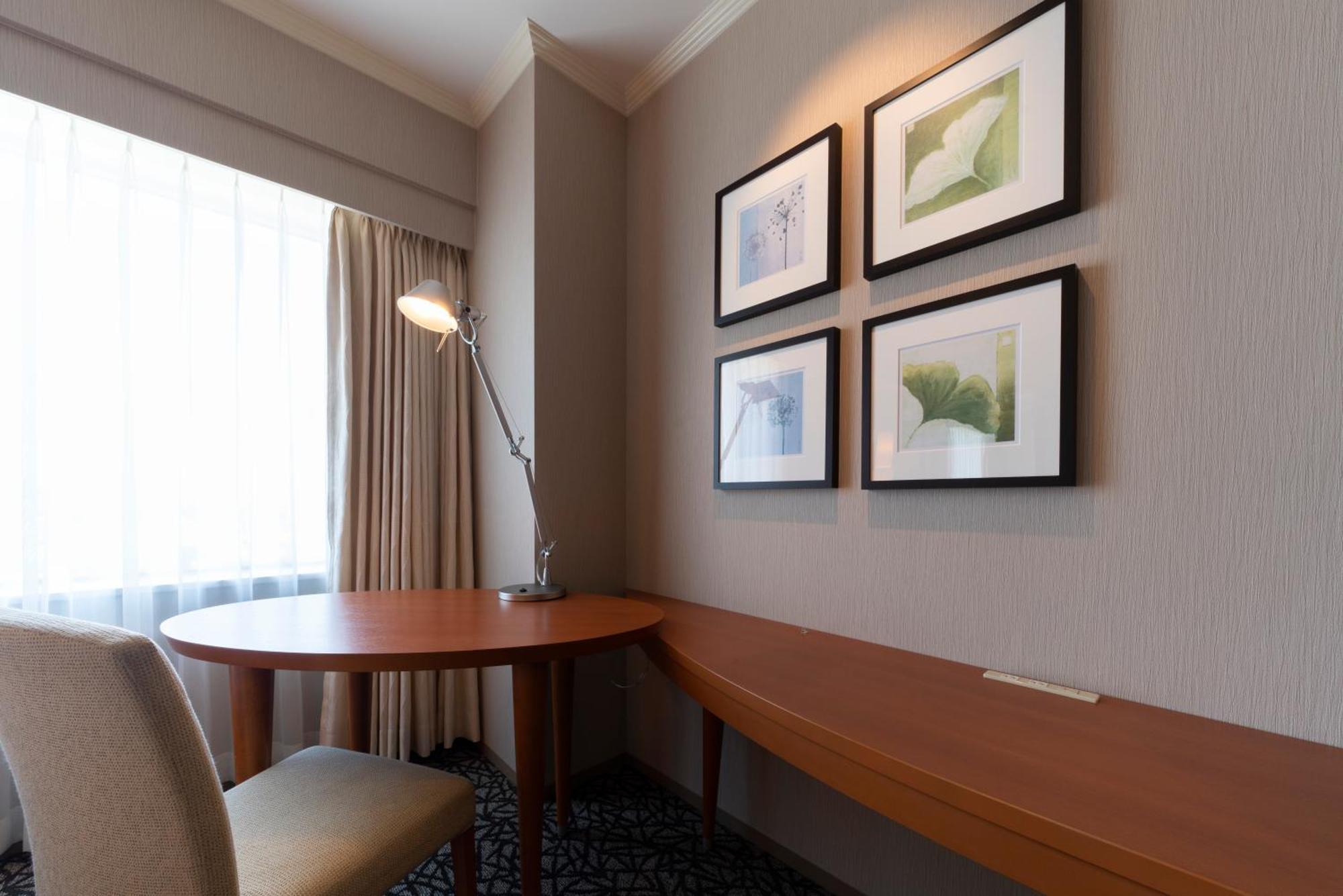 Hotel Associa Toyohashi Exterior photo A work desk in a hotel room